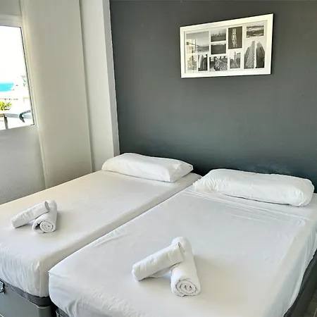 Beachfront In La Carihuela شقة *