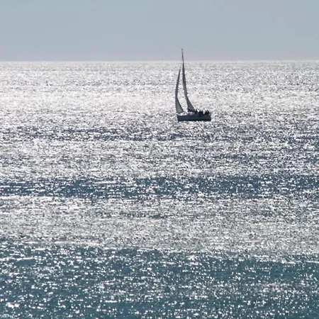 Beachfront In La Carihuela توريمولينوس